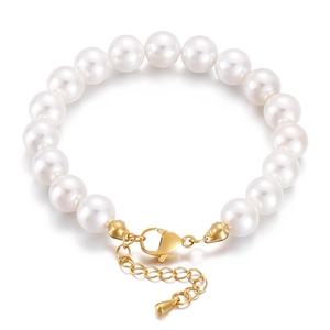 Elegante bracciale di perle con chiusura a moschettone dorata regolabile su bianco