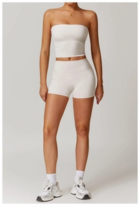 Ensemble de yoga blanc deux pièces avec haut bandeau sans bretelles et short taille haute