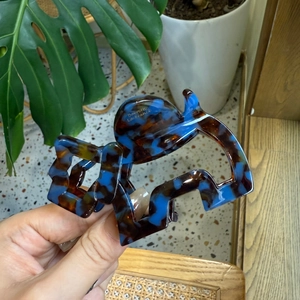 Haarklammer in Hundeform aus Acetat mit blauem Schildpattmuster und Goldetikett