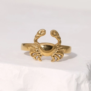 Bague crabe dorée polie en acier inoxydable au design réaliste de créature marine