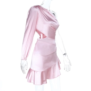Détail de la robe en satin rose à une épaule avec découpe à la taille et volants