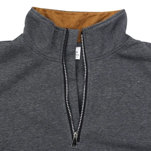Detailaufnahme des Herren-Sweatshirts mit grauem Stoff und gelbem Fleece-Futter