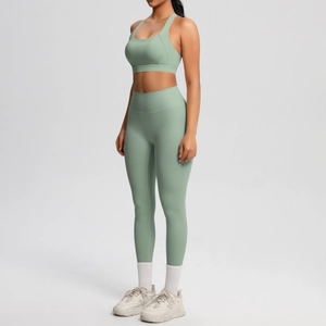 Detalle de los leggings de cintura alta verde salvia y conjunto de sujetador deportivo
