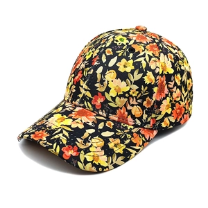 Détail de la visière incurvée et du motif floral sur cette casquette de baseball noire