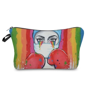 Primo piano di borsa cosmetica con stampa artistica infermiera e lacrime arcobaleno