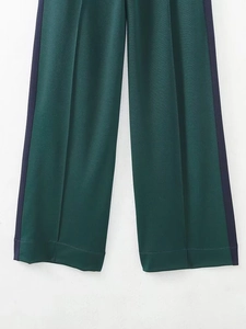 Détails du pantalon large vert foncé avec des bandes latérales bleu marine et violettes