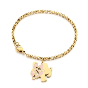 Bracelet coeur doré avec pendentif mère-enfant et émail rose sur une chaîne de perles