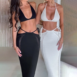 Dettaglio del set bikini a lupetto in maglia traforata e gonna lunga in nero e bianco