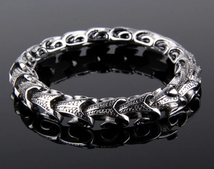 Vue détaillée du bracelet gourmette dragon en acier inoxydable poli pour hommes