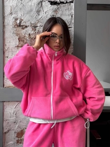 Ensemble détente en polaire rose vif avec veste zippée à col montant et pantalon assorti