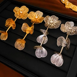 Gros plan détaillé de boucles d'oreilles pendantes à fleurs avec strass et dorure