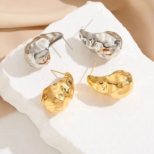 Minimalistische 18K vergoldete Tropfenohrringe mit Hammerschlag-Textur auf Stein