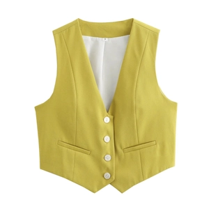 Détail d'un gilet de costume jaune moutarde à col en V avec quatre boutons et poches déco
