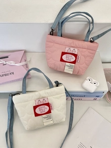 Sac nuage matelassé chic avec texture cœur et bandoulière en denim pour usage quotidien