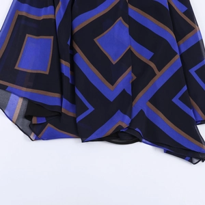 Gedetailleerd overzicht van lichte chiffon stof met geometrisch patroon in marineblauw