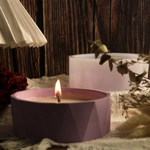 Vista macro dello stampo in resina e contenitore per candela viola fatto a mano