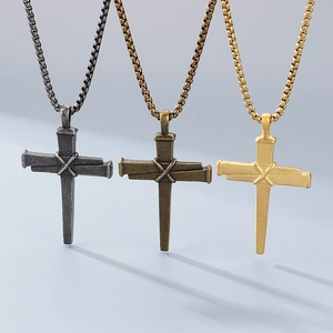 Colliers croix en forme de clou en acier inoxydable hip hop en or, argent et bronze