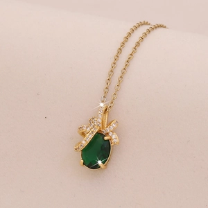 Squisita collana placcata oro 18K con ciondolo a fiocco in pietra verde e zirconi