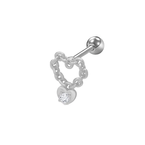 Vista macro di un piercing helix in argento con ciondolo a cuore in zircone e catenina