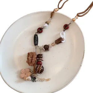 Sautoir vintage bohème à fleurs et pompons avec perles en bois et pendentif Believe