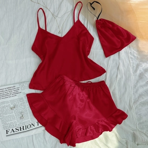Dreiteiliges rotes Seidensatin-Pyjama-Set mit Camisole, Rüschenshorts und Zugbeutel