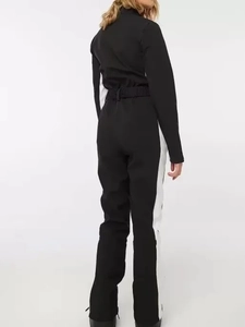 Vue arrière d'une combinaison de sport noire avec bandes blanches latérales et ceinture assortie