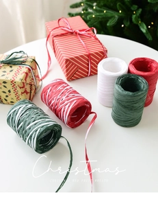 Primo piano di rotoli di nastro in carta rafia per confezioni regalo di Natale e lavori DIY