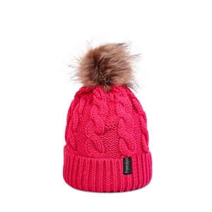Détail du bonnet en tricot rouge rose avec torsades, étiquette Freedom et pompon en fourrure