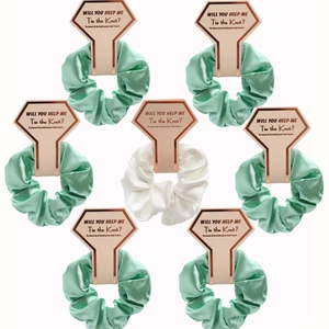 Elastici in seta verde e bianca su biglietti per damigella con testo Tie the Knot