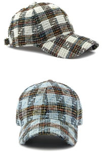 Detailopname van tweed honkbalpetten met zwart en blauw geweven ruitpatroon