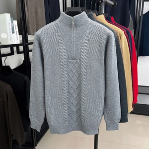 Detailaufnahme von hellgrauem Herren-Strickpullover mit Reißverschluss und Zopfmuster-Struktur