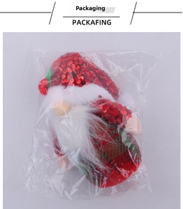 Détail du gnome de Noël montrant le chapeau à paillettes rouges et la barbe blanche
