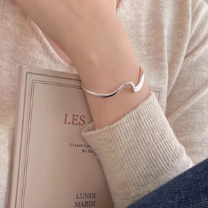 Minimalistisches S925 Silber Mobius Armband im Wellendesign mit Strickmode