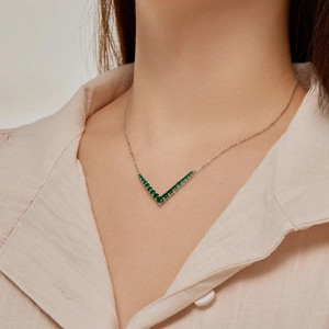 Elegant S925 sterling silver necklace with V-shaped emerald green zircon pendant for women