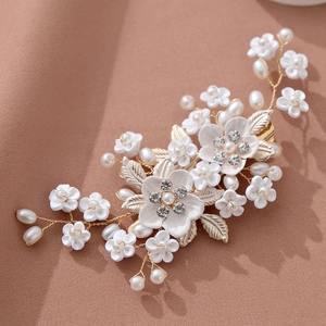 Barrette de mariée exquise avec fleurs blanches, perles et feuilles d'or sur tissu texturé
