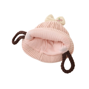 Bonnet en tricot rose pour bébé avec nœud blanc, broderie cerise et jolies nattes