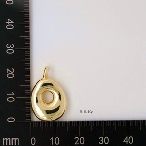 Macro shot of gold balloon pendant showing 6.10g weight and precise mm dimensions