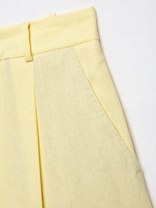 Nahaufnahme der Leinen-Shorts mit Gürtelschlaufen und präzisen Verarbeitungsdetails