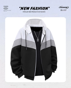 Dettaglio giacca con cappuccio color-block con coulisse nera e trama in maglia curata