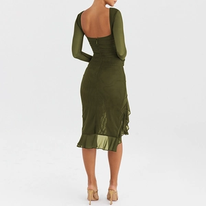 Détail de la robe moulante vert olive dos nu avec ourlet à volants et tulle transparent