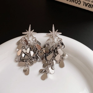 Détail de boucles d'oreilles étoile en argent avec glands multicouches en gouttes d'eau