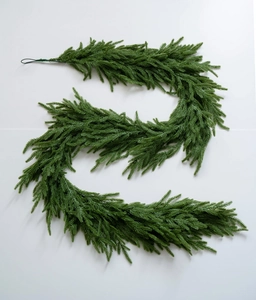 Détail de la guirlande de cèdre artificiel vert avec effet de neige et boucle métallique