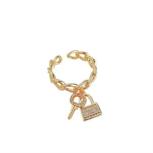 Bague chaîne dorée avec charms cadenas et clé sertis micro-pave de style coréen