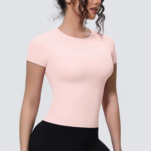 Vue détaillée du tissu de t-shirt de yoga rose haute élasticité et coutures soignées