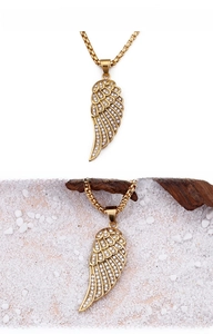 Detaillierte Nahaufnahme der goldene Engelsflügel-Halskette mit Pavé-Zirkonia im Hip-Hop-Stil
