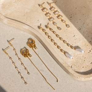 Eleganti orecchini pendenti in acciaio placcato oro 18K con zirconi e perle