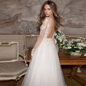 Robe de mariée élégante à manches longues en dentelle avec dos nu et jupe en tulle