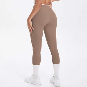 Détail du legging de yoga taille haute avec bordure contrastée et effet galbant