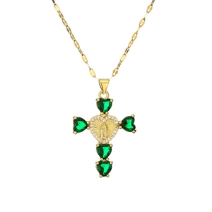 Collier croix doré avec cœurs verts et relief de la Vierge Marie sur fond blanc
