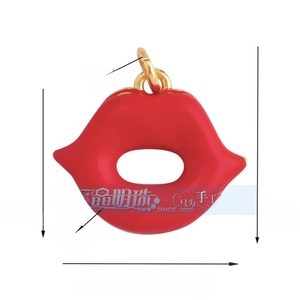 Détail du pendentif lèvres en émail rouge avec mesures de 16mm x 12mm affichées